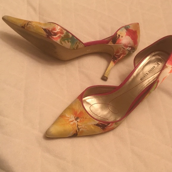 AK Anne Klein Fabric Heels. - Picture 2 of 4